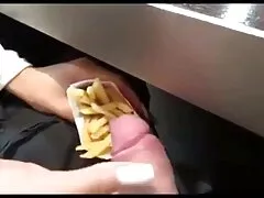 Mamá muestra adolescente algunas videos caseros pilladas masturbandose lenguas duras