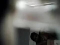 Monta a caballo en la cola de videos pornos caseros infraganti su yerno.