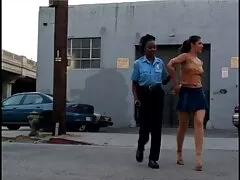 Puta agente muestra tetas videos pillados caseros a los hombres.